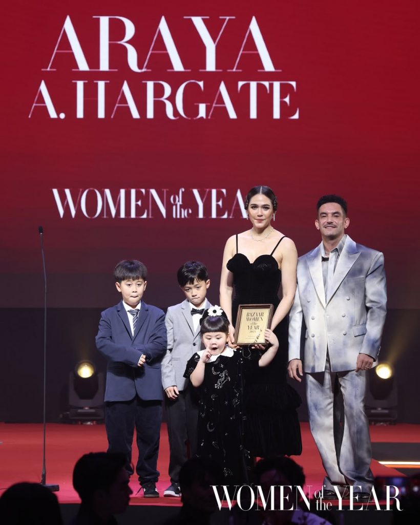 ส่องลุค ชมพู่ อารยา ใส่ขึ้นรับรางวัลล่าสุด ทำทั้งงานตะลึง