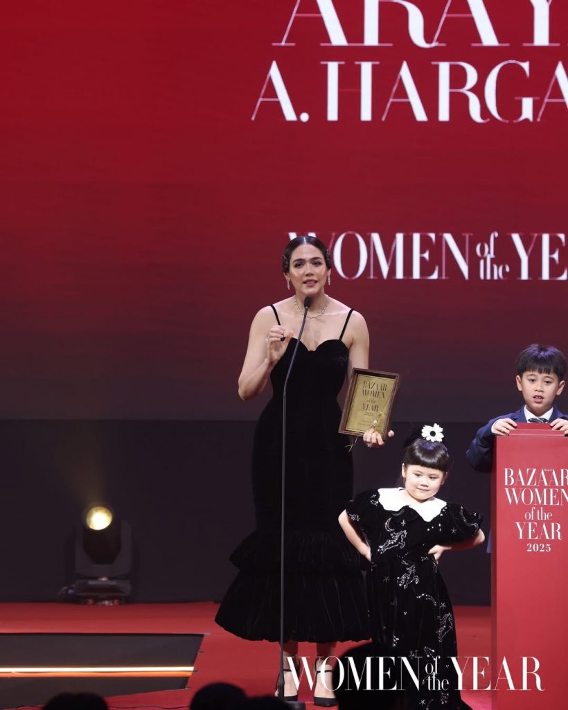 ส่องลุค ชมพู่ อารยา ใส่ขึ้นรับรางวัลล่าสุด ทำทั้งงานตะลึง