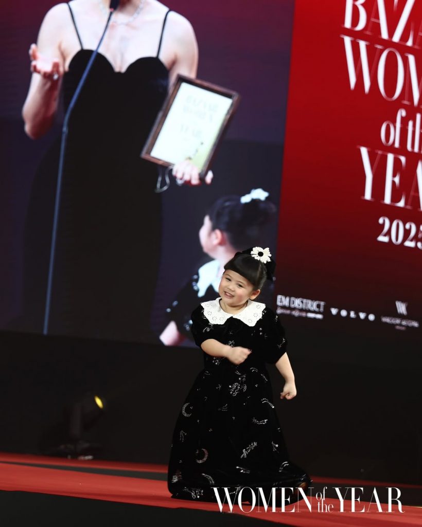 ส่องลุค ชมพู่ อารยา ใส่ขึ้นรับรางวัลล่าสุด ทำทั้งงานตะลึง