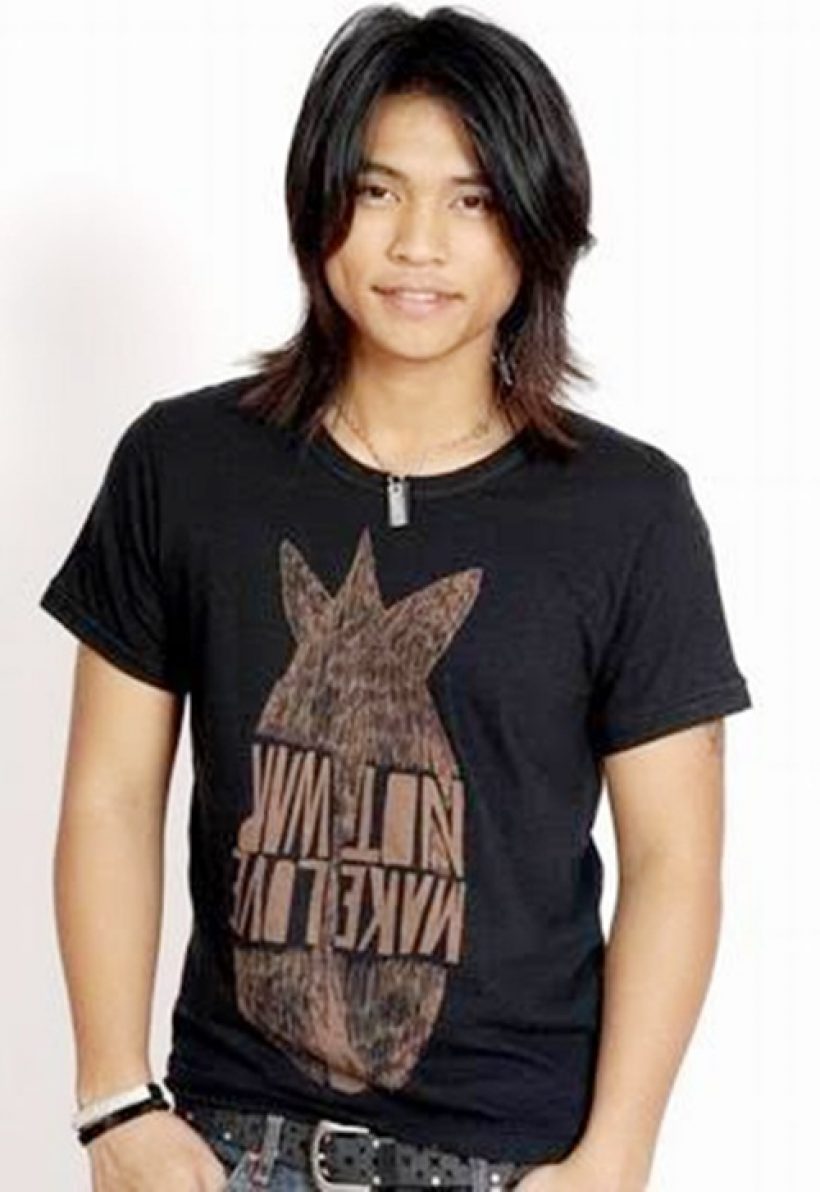 ส่องชีวิต นักร้องหนุ่มดัง มีข่าวซุกลูก ล่าสุดพาครอบครัวอยู่ตจว.