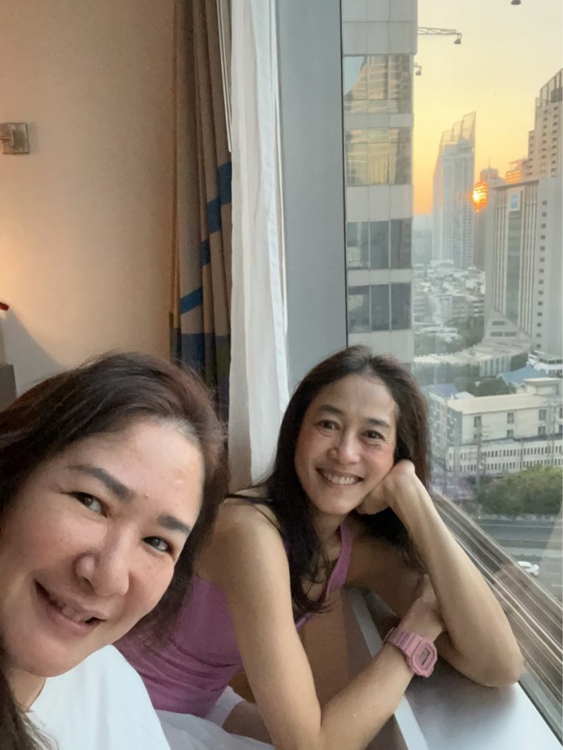 เกิดอะไรขึ้น อุ้ม สิริยากร เผยสาเหตุบินด่วนกลับไทย