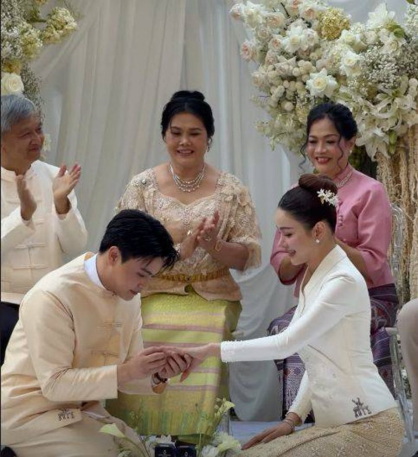 ซูมลุคเจ้าสาว! กวาง วรรณปิยะ สวมชุดล้านนาหมั้น สวยสง่าจนตะลึง