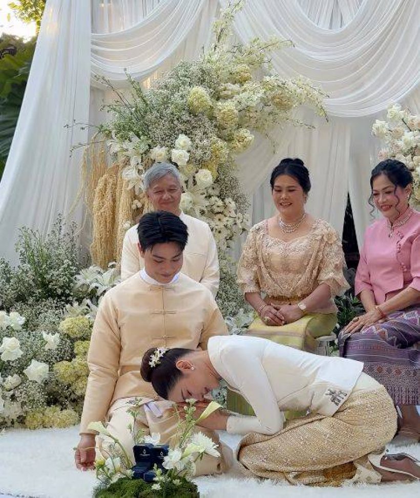 ซูมลุคเจ้าสาว! กวาง วรรณปิยะ สวมชุดล้านนาหมั้น สวยสง่าจนตะลึง