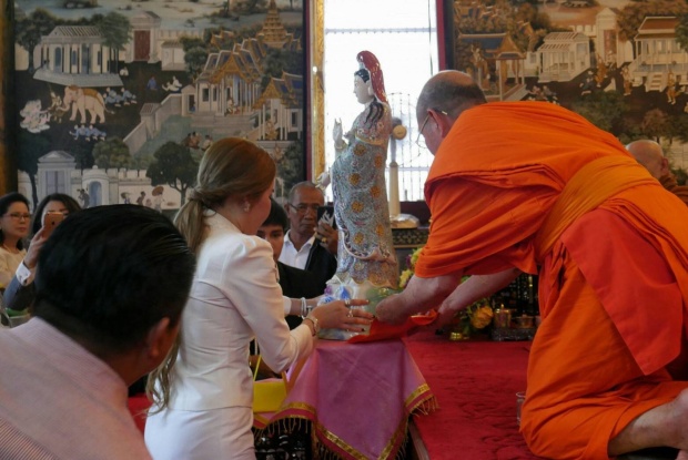 ซาบซึ้งในพระกรุณาธิคุณ!!!พีช สุพิชญา เป็นผู้แทนพระองค์ถวายเทียนพรรษา 