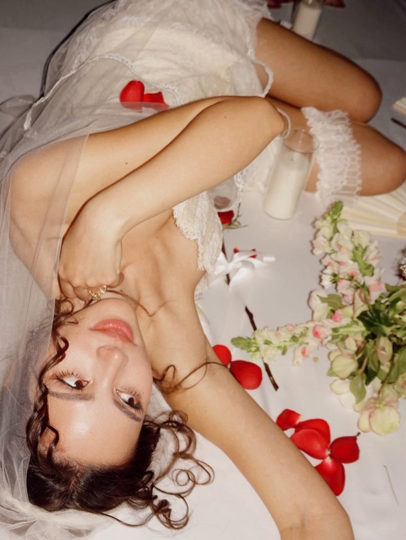 ชาวเน็ตเข้าไม่ถึง ชุดปาร์ตี้สละโสด ญาญ่า ทำไมโดนวิจารณ์!