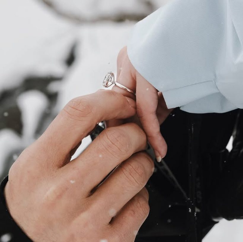 สละโสดอีกราย! ดาราสาว ถูกเซอร์ไพรส์ขอแต่งกลางหิมะ