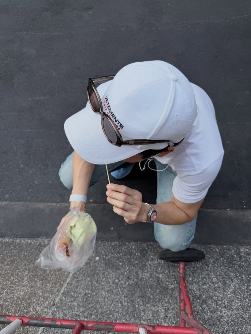 ใครเห็นก็เหลียวมอง! พระเอกดัง โผล่กินอาหารริมทางชิลๆ