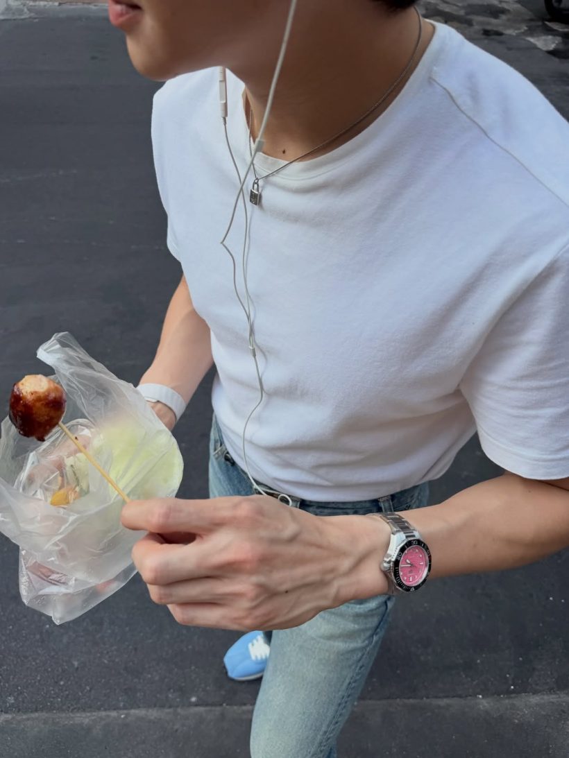 ใครเห็นก็เหลียวมอง! พระเอกดัง โผล่กินอาหารริมทางชิลๆ