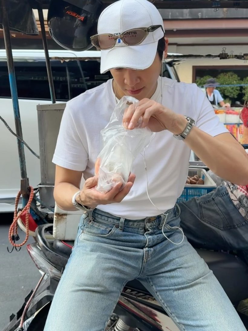 ใครเห็นก็เหลียวมอง! พระเอกดัง โผล่กินอาหารริมทางชิลๆ