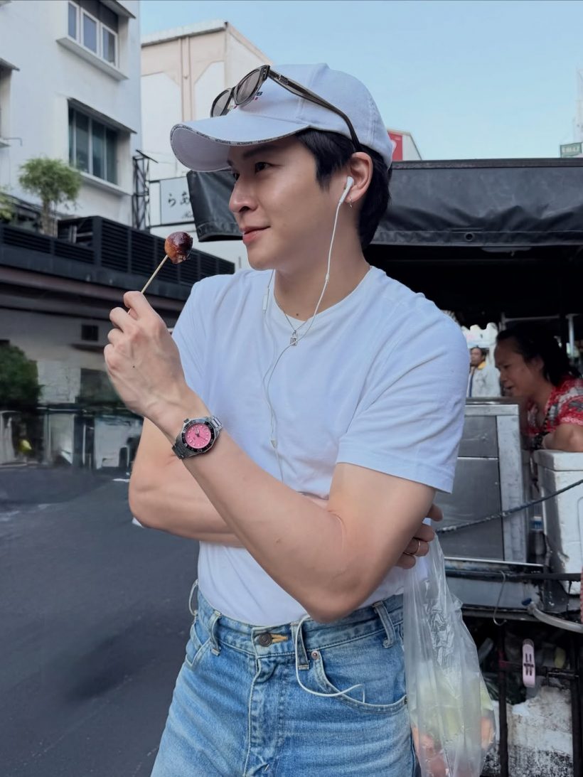 ใครเห็นก็เหลียวมอง! พระเอกดัง โผล่กินอาหารริมทางชิลๆ