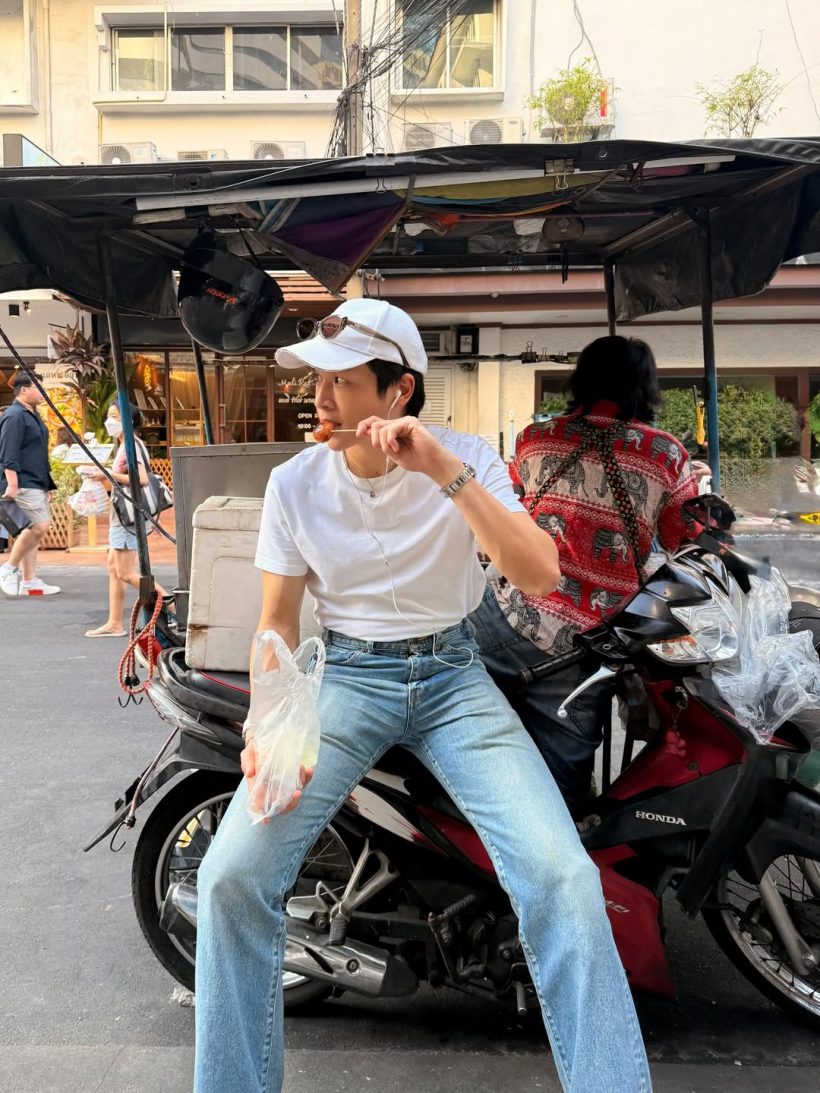 ใครเห็นก็เหลียวมอง! พระเอกดัง โผล่กินอาหารริมทางชิลๆ