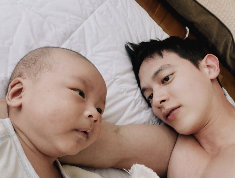 เอ็นดู! น้องพบรัก อ้อนเข้าเต้าพ่อเจมส์ แม่โฟมมีตกกระป๋อง?