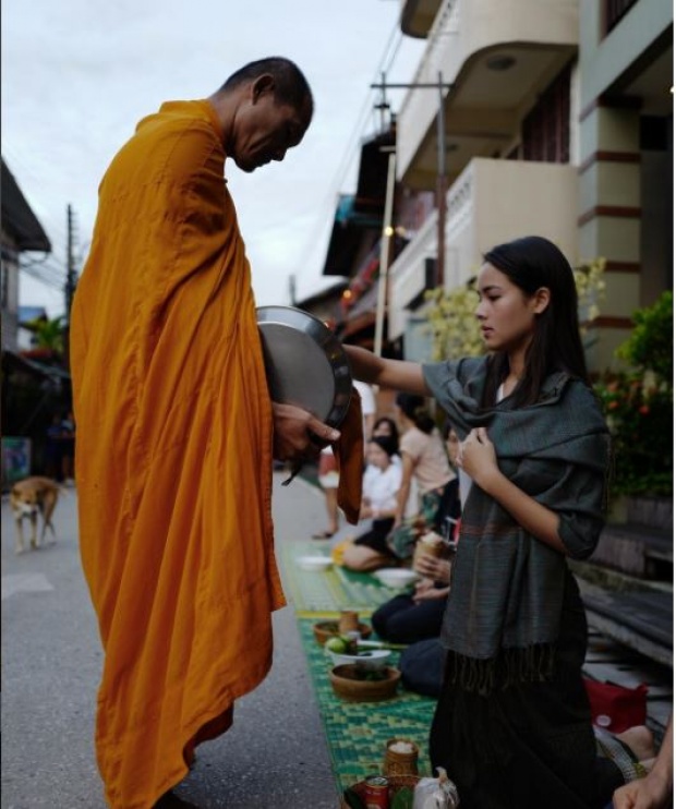 คู่บุญ!! ภาพ ณเดชน์-ญาญ่า ขณะรอใส่บาตร ทำไมดูแล้วฟิน