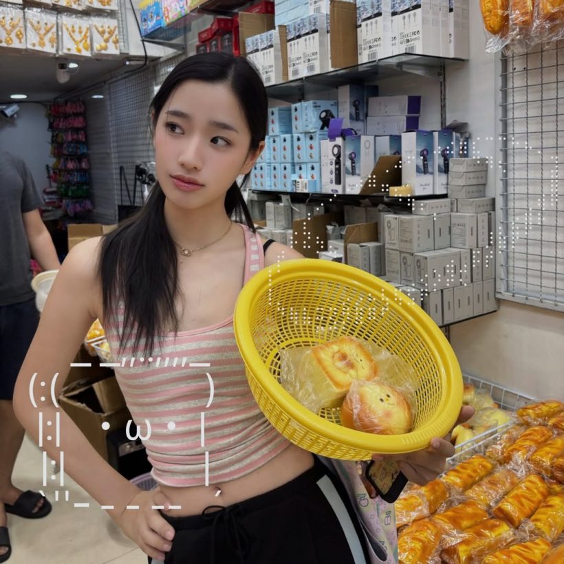 ต้านกระแสไม่ไหว! นางเอกดัง นั่งตุ๊กตุ๊กตะลุยซื้อสกุชชี่