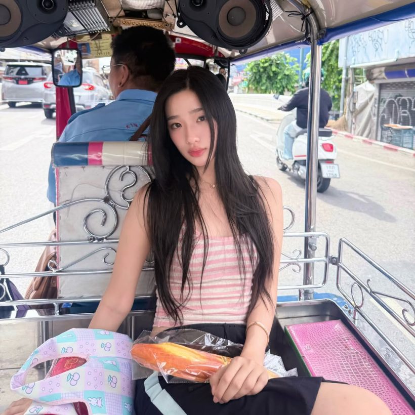 ต้านกระแสไม่ไหว! นางเอกดัง นั่งตุ๊กตุ๊กตะลุยซื้อสกุชชี่