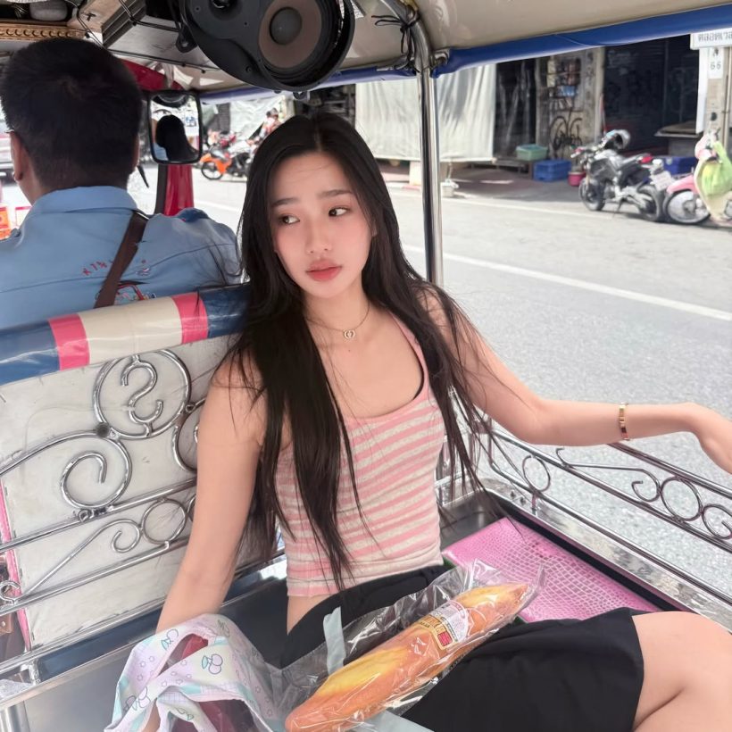 ต้านกระแสไม่ไหว! นางเอกดัง นั่งตุ๊กตุ๊กตะลุยซื้อสกุชชี่