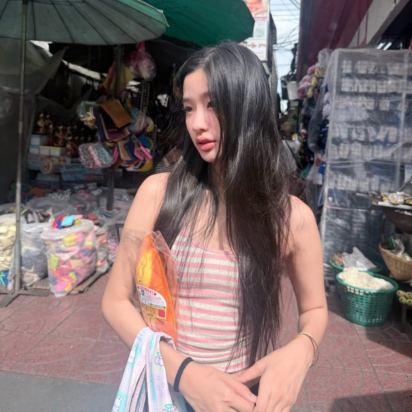ต้านกระแสไม่ไหว! นางเอกดัง นั่งตุ๊กตุ๊กตะลุยซื้อสกุชชี่