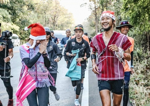 ซานต้าของคนไทย!! “พี่ตูน” วิ่งวันสุดท้าย พร้อมมอบของขวัญให้คนไทยและ 11 โรงพยาบาลทั่วประเทศ