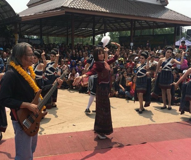 “จินตหรา พูนลาภ” จัดชุดใหญ่บวงสรวง!! รำแก้บนพญาเต่างอย ควักเงินสดๆ บริจาคให้!!