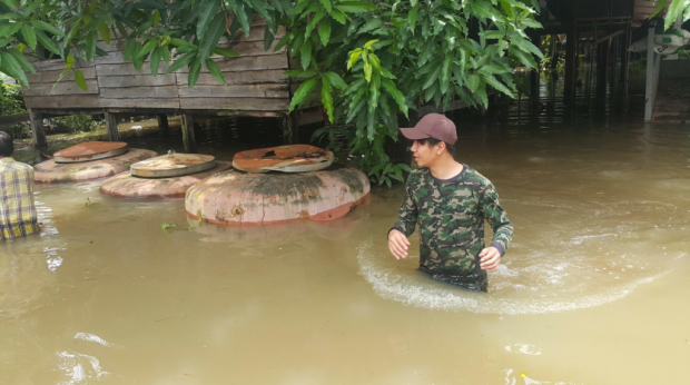 ไม่รอช้า! นักร้องหนุ่มชื่อดัง ควงแฟนสาว ช่วยพี่น้องชาวอีสานบ้านเกิด หลังเจอน้ำท่วมหนัก