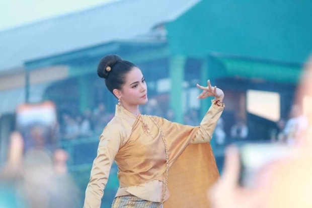 ชมลีลา ญาญ่า อุรัสยา รำบูชาพญานาค คนหนองคายแห่ดูมืดฟ้ามัวดิน!!(คลิป)