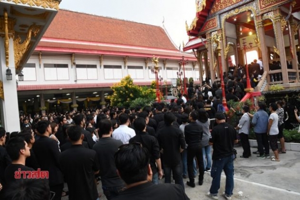 อาลัย ‘เหม’ แน่นวัด! พิธีฌาปนกิจ แฟนสาวปล่อยโฮ-สุดสะเทือนใจ พ่อรับผ้าผูกคอคืน