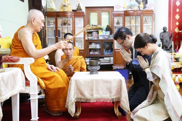 มงคลชีวิตคู่! มิว - เซนต์สุดปลื้ม จูงมือเข้าเฝ้ารับพรจาก สมเด็จพระสังฆราช