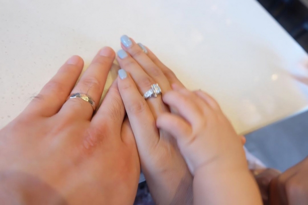 “เจมส์-ครูก้อย” เผยภาพครบรอบแต่งงาน 4 ปี รักเหมือนเดิม เพิ่มเติมคือมือเล็กๆคู่นี้!