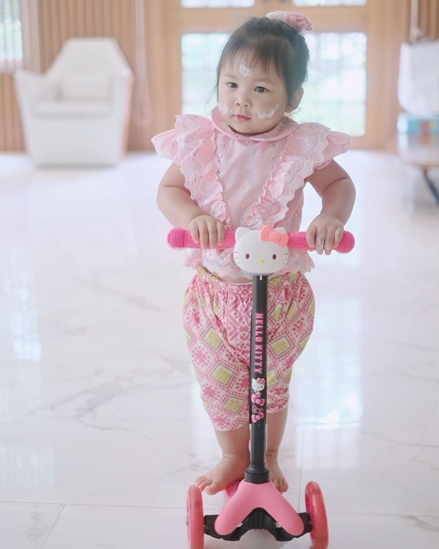 น่ารักอ่ะ ‘น้องปาลิน’ ใส่ชุดไทย ขี่สกู๊ตเตอร์ในวัยขวบหกเดือน