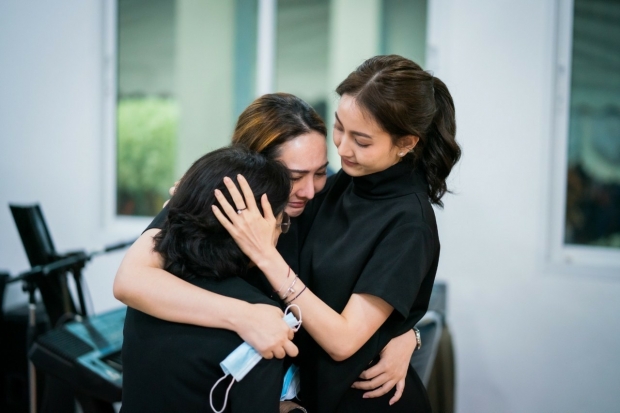 ล้านความรู้สึก ‘แต้ว-แม่นิด-พี่สาว’ กอด-ร้องไห้ขณะยืนมองภาพ