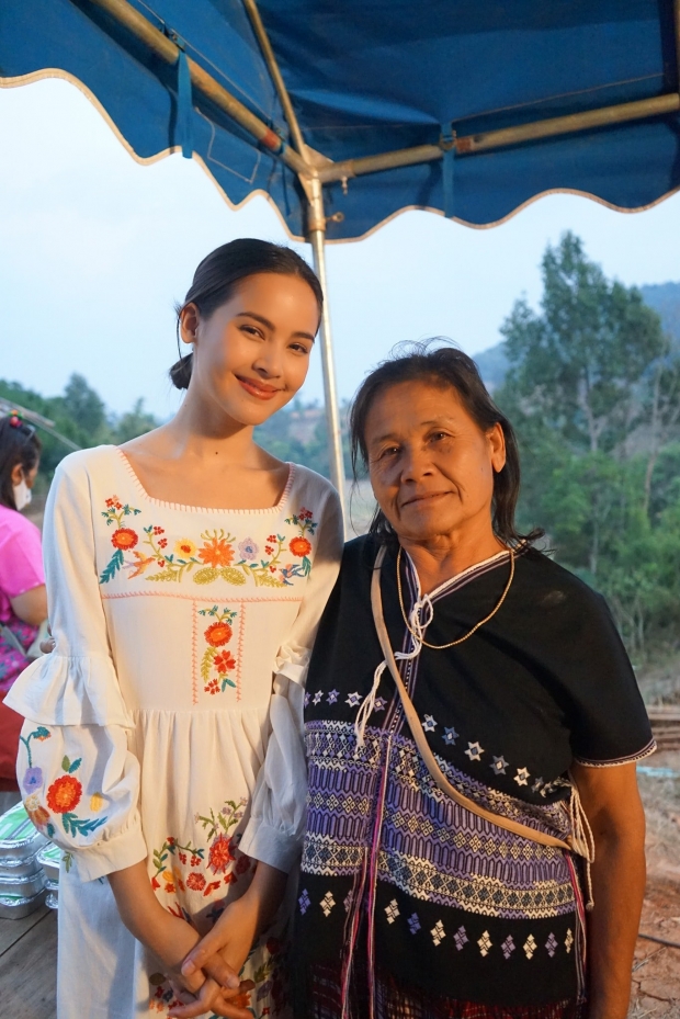 เผยภาพ ญาญ่า ในกองละคร  ‘คือเธอ น่ารักทั้งเบื้องหน้าเบื้องหลัง