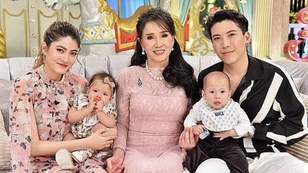  เปิดภาพ ปุ๊ก อาภัสรา ในวัย 74 ปี ถ่ายคู่กับ น้องมีญ่า อุต๊ะเป๊ะทั้งย่าทั้งหลาน