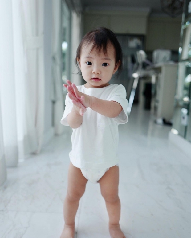 ชมความน่ารัก น้องโนล่า โชว์สกิลภาษาอังกฤษ พูดเจื้อยแจ้วสดใจมาก