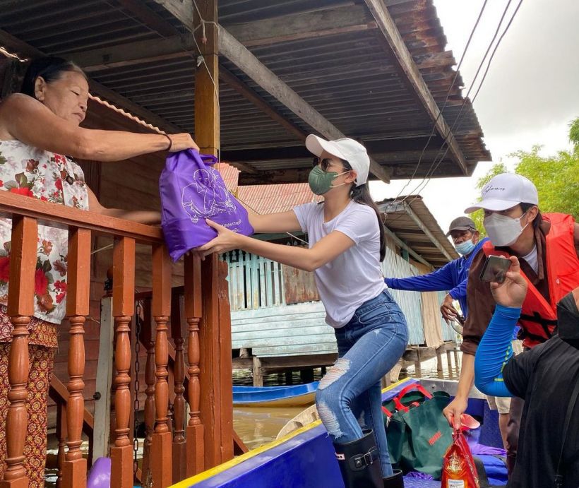 ไม่ให้รักได้ไง! นางเอกดังช่อง7 ลงพื้นที่ด้วยตัวเองช่วยน้ำท่วมอยุธยา