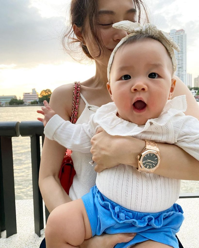 เปิดลุคเลี้ยงลูก มิว นิษฐา ชิลมากแม่แต่บางสิ่งพาสะดุดตาเต็มๆ