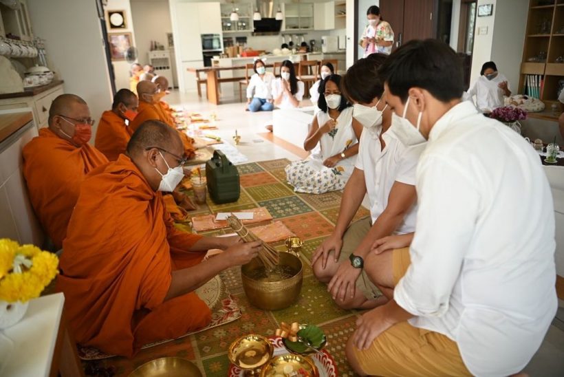 สำเร็จเเล้ว! พระเอกช่อง3คนนี้ ยิ้มเเก้วปริ พาครอบครัวทำบุญขึ้นบ้านหลังใหม่