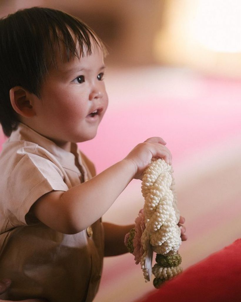 ศรีริต้างามเฉิดฉายในชุดไทย ยกครอบครัวทำบุญวันเกิดสุดอบอุ่น