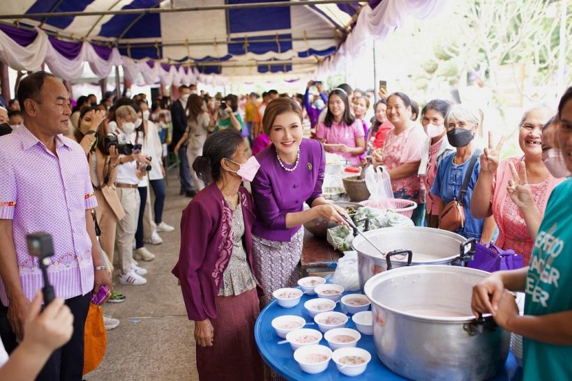  อดีตนางเอกดังสวมชุดไทยสวยสะพรั่งวัยเลข5 ร่วมบุญทอดกฐินชื่นมื่น