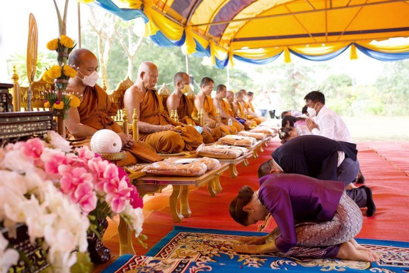  อดีตนางเอกดังสวมชุดไทยสวยสะพรั่งวัยเลข5 ร่วมบุญทอดกฐินชื่นมื่น