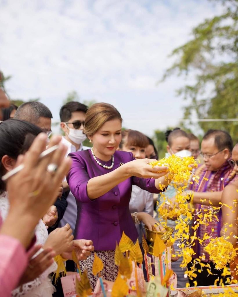  อดีตนางเอกดังสวมชุดไทยสวยสะพรั่งวัยเลข5 ร่วมบุญทอดกฐินชื่นมื่น