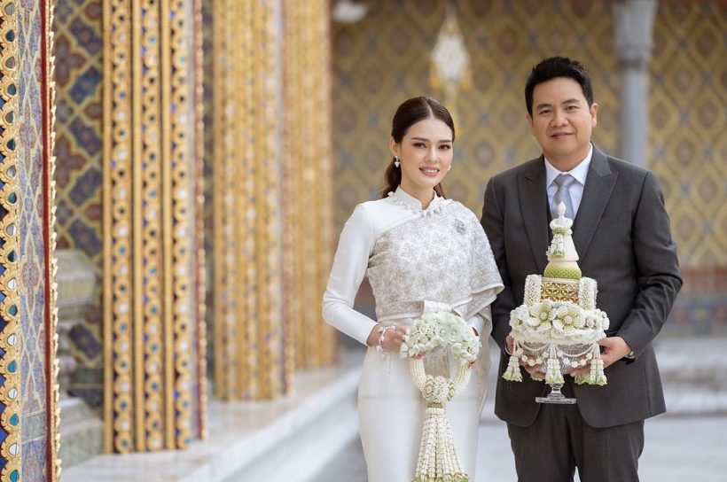  เปิดราคาชุดไทยศิวาลัยที่นางเอกจักรๆวงศ์ๆ ใส่คู่สามีเข้ารับน้ำพระพุทธมนต์