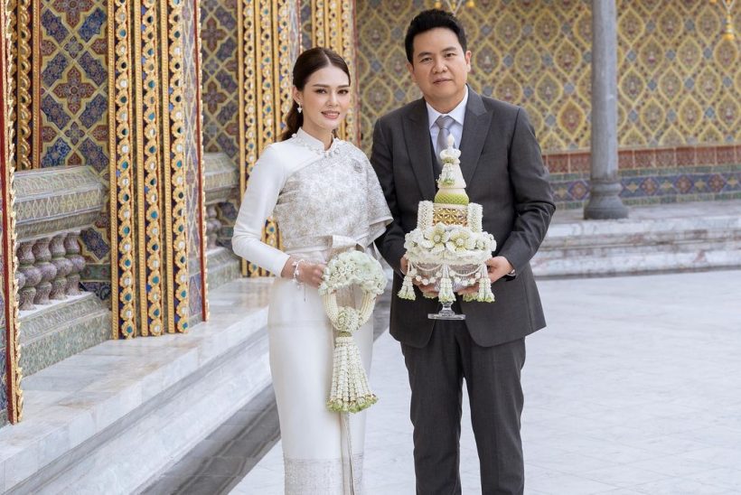  เปิดราคาชุดไทยศิวาลัยที่นางเอกจักรๆวงศ์ๆ ใส่คู่สามีเข้ารับน้ำพระพุทธมนต์