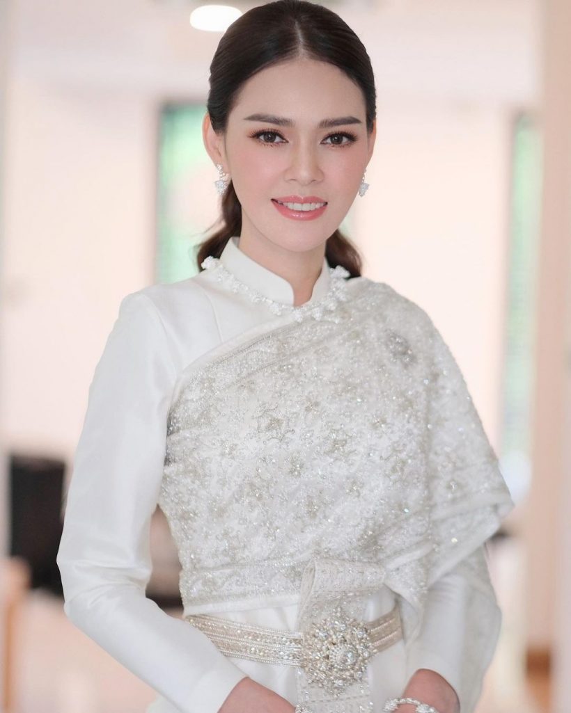  เปิดราคาชุดไทยศิวาลัยที่นางเอกจักรๆวงศ์ๆ ใส่คู่สามีเข้ารับน้ำพระพุทธมนต์