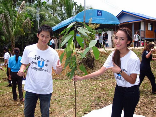 ‘หมาก-เปรี้ยว’ เยือนระนองร่วมมอบบ้านให้คนไทยต้นแบบ