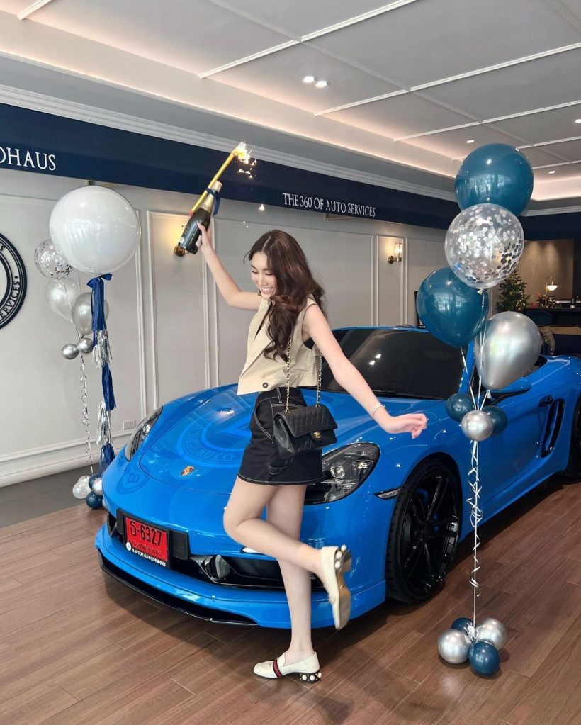 สวยและรวยมาก!! ดาราสาว ควักกระเป๋าออก Porsche คันใหม่!!