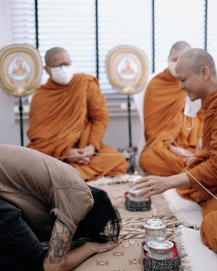 ก้อยตูน นิมนต์พระทำบุญปีใหม่ พอถอดหน้ากาก เล่นเอาตกใจ