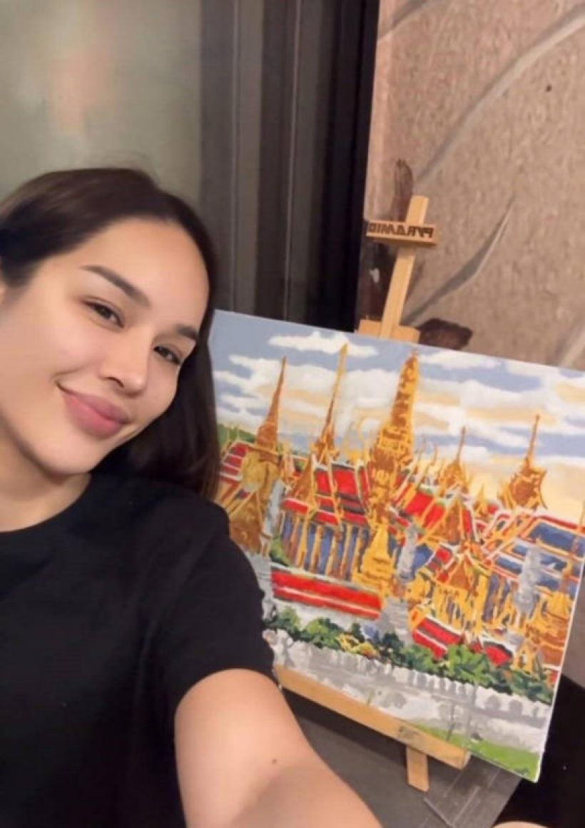 สุดทึ่ง! นางงามสาว ละเลงพู่กัน วาดภาพวัดพระแก้ว สวยตะลึงมาก