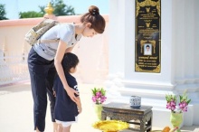 ซึ้ง!! ‘มะลิ’ยืนมองอัฐิ พ่อ  ‘ปอ’ ไม่วางตา! ขณะไปไหว้พ่อจ๋าพร้อมแม่โบว์