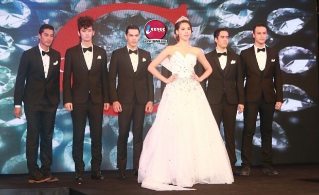 ญาญ่า ชุดราตรีชุดนี้น่ารักอ่ะ น่าเลียนแบบใส่ออกงาน ทั้งหวาน ทั้งเก๋