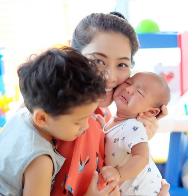 รวมภาพครอบครัวสุขสันต์ พ่อป๋อ แม่เอ๋ น้องภู น้องเภา น่ารักอบอุ่น